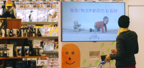 Palīdzam mazuļiem nostāties uz kājām